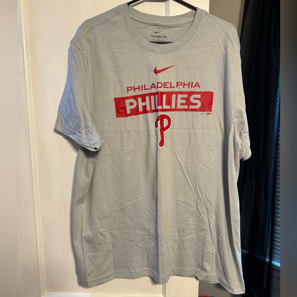 Men’s Philadelphia Phillies tshirt